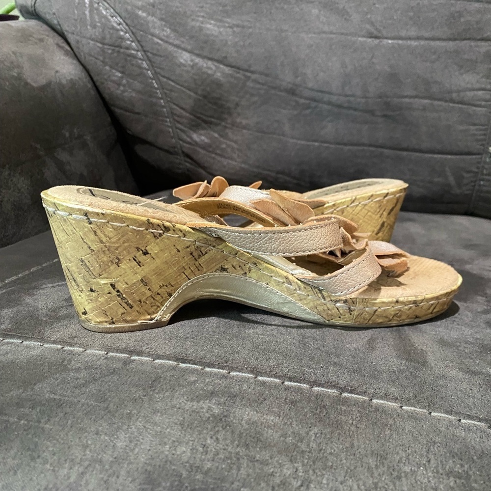 B.O.C. Born Concepts Women's Vivienne Champagne Flower Wedge Sandal Size 7 - Picture 10 of 10